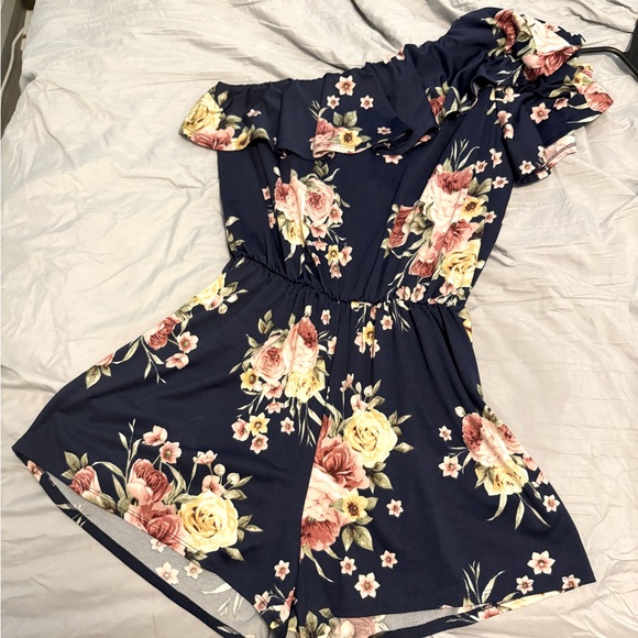 White Birch
One shoulder
Romper - Picture 1 of 3